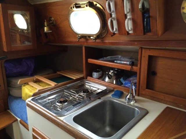 flicka mariah galley quarter berth.JPG